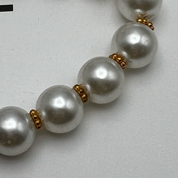 Chanel Beauty Gift White Pearl Bracelet Stretchable 2 Charms NWOT - Picture 10 of 10